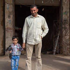 Irak, Hillah (Al Hilla). Ojciec z synem stojacy na ulicy w centrum miasta.